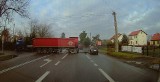 Kolizja ciężarówki z osobówką na skrzyżowaniu w Nisku. Z ciężarówki wyciekło paliwo [ZDJĘCIA]