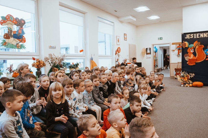 Międzypokoleniowy pokaz mody przedszkolaków z seniorami w Choroszczy. Wyjątkowy jesienny wybieg i wydarzenie łączące pokolenia (zdjęcia)