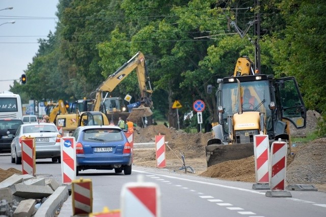 Przebudowa dotyczy odcinka od ul. Elewatorskiej do wjazdu do Makro. Biegną tu tory kolejowe.