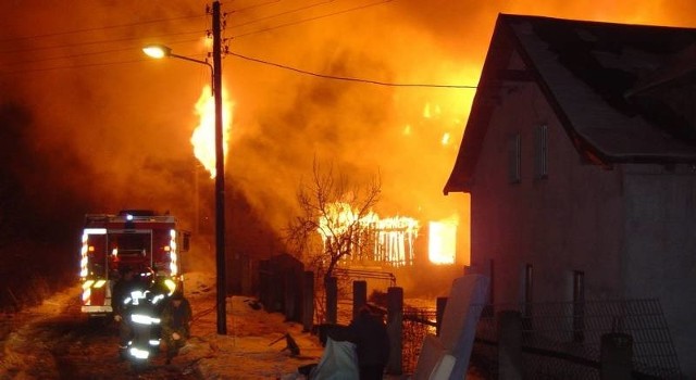 Z pożarem stolarni walczyło 11 zastępów straży pożarnej.
