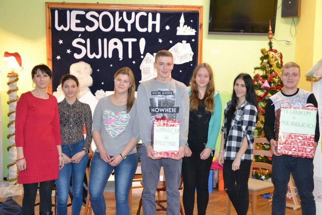 Młodzież z Polanowic wraz z nauczycielką Karoliną Kryściak zawieźli prezent do Domu Dziecka w Bogacicy.