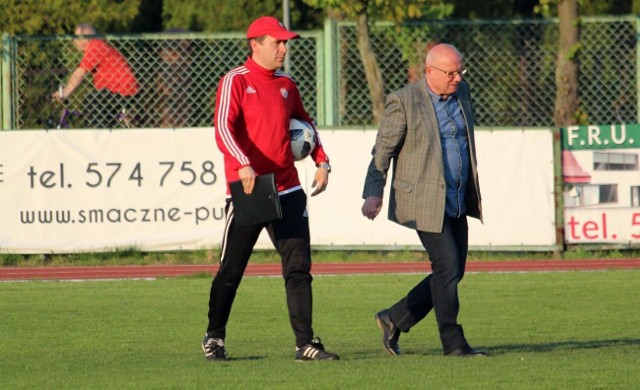 Sztab szkoleniowy Pilicy - Adam Bolek (z lewej) i trener Bolesław Strzemiński.