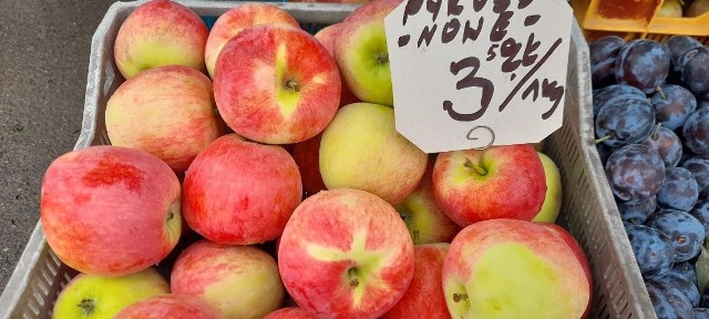 W sobotę w Ostrowcu jabłka kosztowały 3 zł za kilogram. Jak kształtowały się pozostałe ceny? Sprawdź w naszej galerii