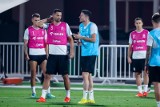 Lewandowski naucza młodszych kolegów. Trening reprezentacji Polski w Katarze [ZDJĘCIA]