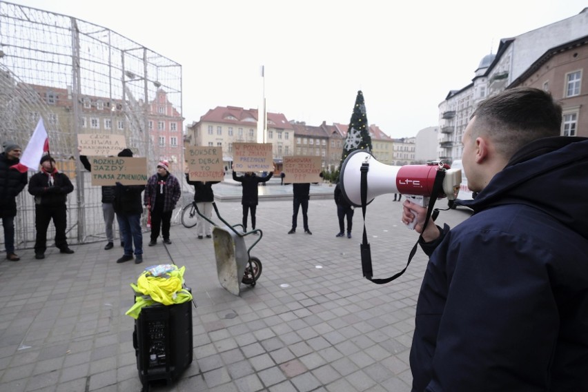 Protestujący przeciwko prezydentowi Poznania przynieśli ze...