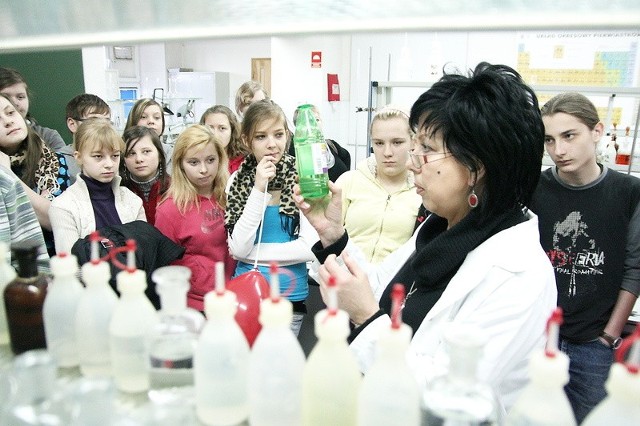 Halina Bugajska, kierownik laboratorium chemicznego, podczas pokazów dla przybyłych uczniów