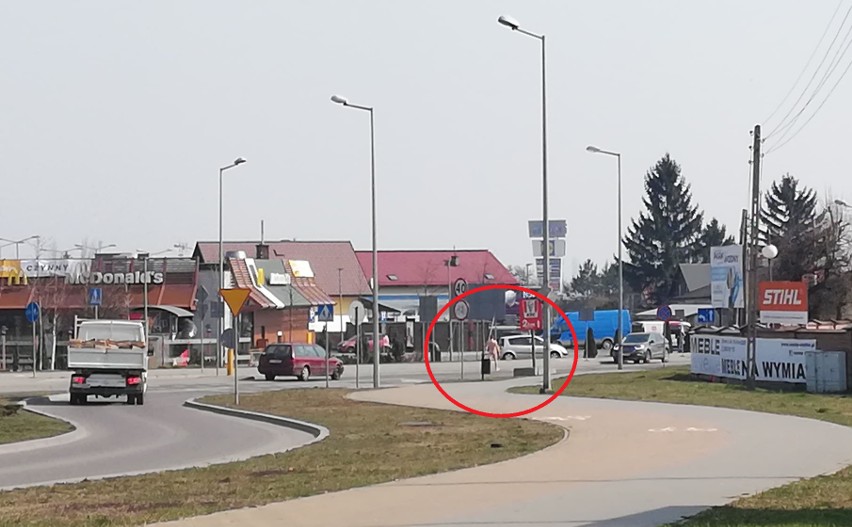 Nagi mężczyzna biegał po rondzie w Chełmie. Interweniowała policja. Zobacz zdjęcia