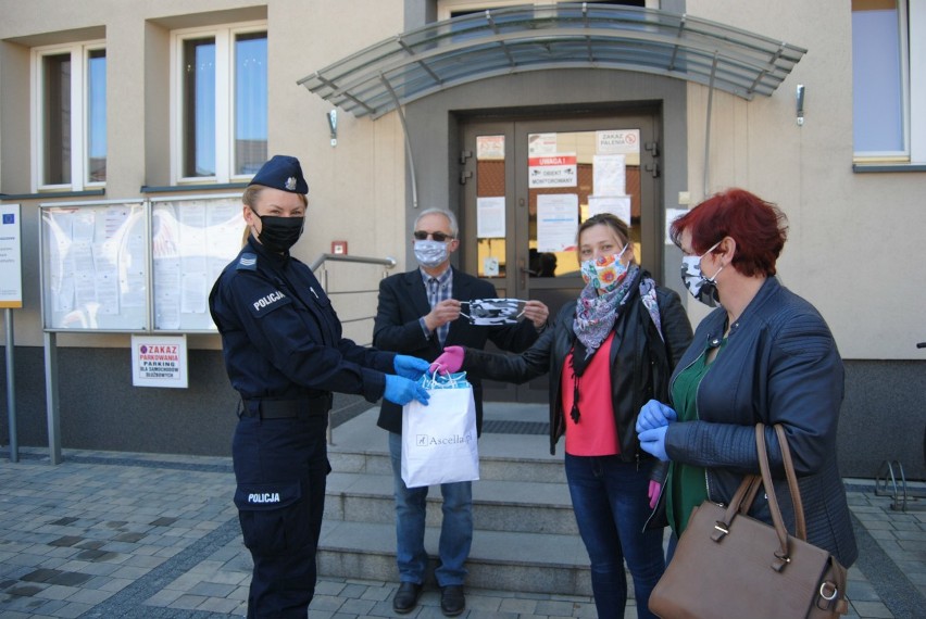 Maseczki policji przekazują Małgorzata Giec, Małgorzata...