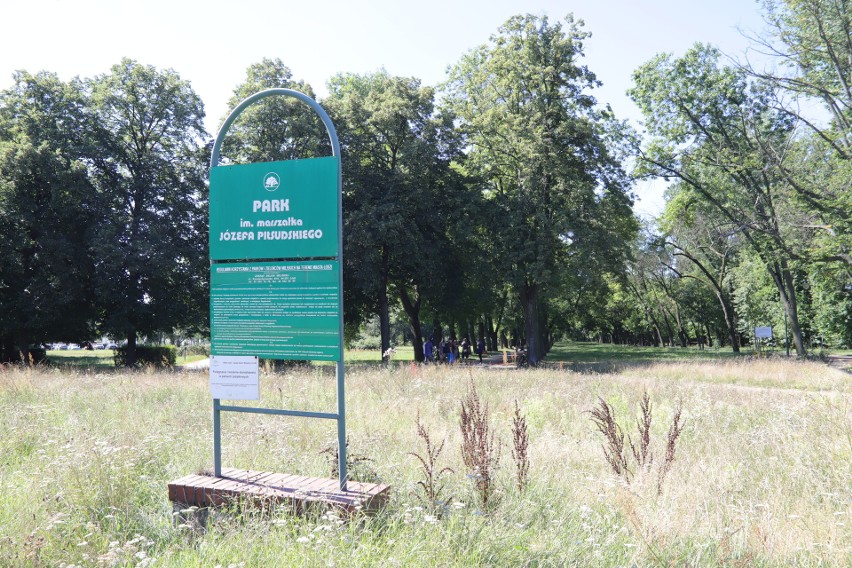 Wielki, przestrzenny napis stanie przy wejściu do parku im. Piłsudskiego na Zdrowiu 