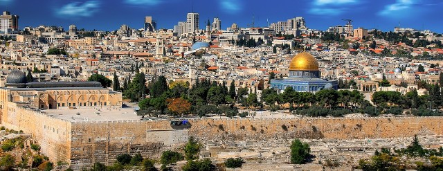 Izrael otworzył granice dla turystów 9 stycznia 2022.Izrael, Jerozolima. Z prawej widoczna Kopuła na Skale, meczet stojący w miejscu dawnej Świątyni Salomona.
