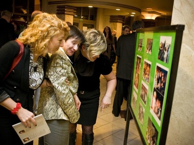 W holu słupskiego teatru urządzono wystawę obrazującą historię Fundacji "Nadzieja&#8221;. 