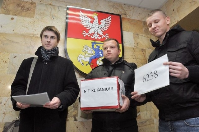 Krzysztof Pogorzelski (z lewej) podobnie jak ponad sześć tysięcy białostoczan nie chce codziennie klikać kartą miejską