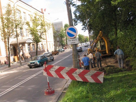 Na ulicy Mickiewicza, przy uniwersyteckim Wydziale Prawa, tworzone są obecne miejsca parkingowe. Tutaj jednak, mimo planów rozszerzenia strefy, nie trzeba będzie płacić za postój