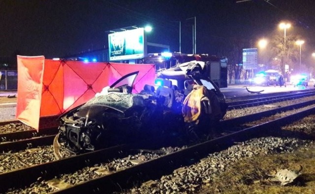 W nocy z poniedziałku na wtorek doszło do tragicznego wypadku na ł&oacute;dzkim Teofilowie. Sprawca wypadku, 52-letni zgierzanin, pędził jak szalony. Był w sztok pijany!Czytaj więcej na następnej stronieZobacz też:Mieszkanka Widzewa parkowała przed blokiem - skosiła znak drogowy i zniszczyła dwa auta&lt;script class=&quot;XlinkEmbedScript&quot; data-width=&quot;854&quot; data-height=&quot;480&quot; data-url=&quot;//get.x-link.pl/b7124e1c-3341-5017-2ccb-20d763bbcf5e,d1d09e4f-1d5a-7507-5f8c-702641bd72fd,embed.html&quot; type=&quot;application/javascript&quot; src=&quot;//prodxnews1blob.blob.core.windows.net/cdn/js/xlink-i.js?v1&quot;&gt;&lt;/script&gt;