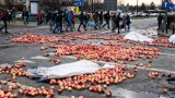 Protest rolników w Warszawie, utrudnienia na pl. Zawiszy. Płonęły opony, rozsypane jabłka [13 marca]