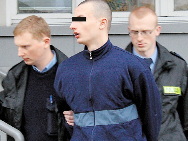 Jeden z siedmiu gwałcicieli Daniel K. po wyjściu z sali Sądu Apelacyjnego w Krakowie