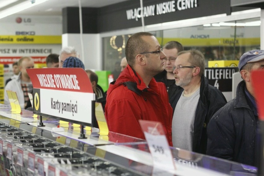 Wrocław: Dwa sklepy Media Expert otwarte. Klienci polowali na okazje (CENY, PROMOCJE, ZDJĘCIA)
