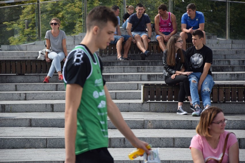 Na początek BeachBall Radom 2018 rozegrano turniej mixtów, w...