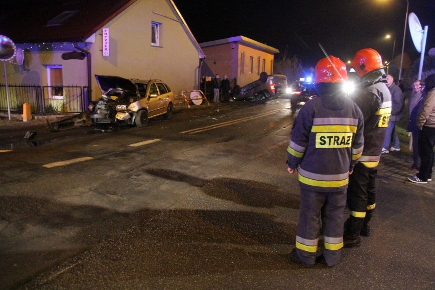 Groźny wypadek pod Obornikami Śląskimi. Samochód dachował po zderzeniu (ZDJĘCIA)