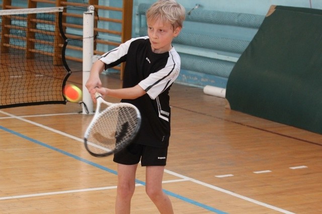 W zawodach może wziąć udział każdy młody tenisista.