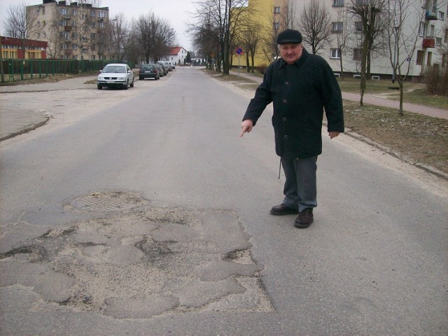 - To nie jedyna dziura na tej ulicy, jest ich naprawdę dużo &#8211; Mikołaj Krzywkowski pokazuje wyrwy na ulicy Przemysłowej.