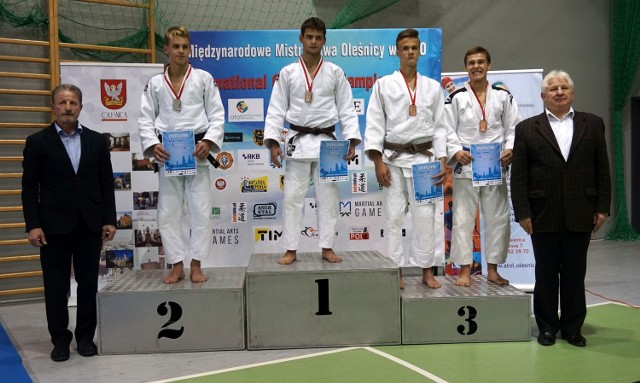Stoją od lewej: Patryk Kastner (Gwardia Wrocław), Lukas Selecky (Czechy), Jan Stolarek (Klub Judo AZS Opole), Sławomir Skocz (UKS Judo Wolbrom).