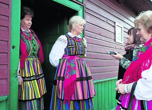 Magdalena Chrapek-Wawrzyniak (druga od prawej) rozmawia z paniami z Zespołu Folklorystycznego Wieniawa.