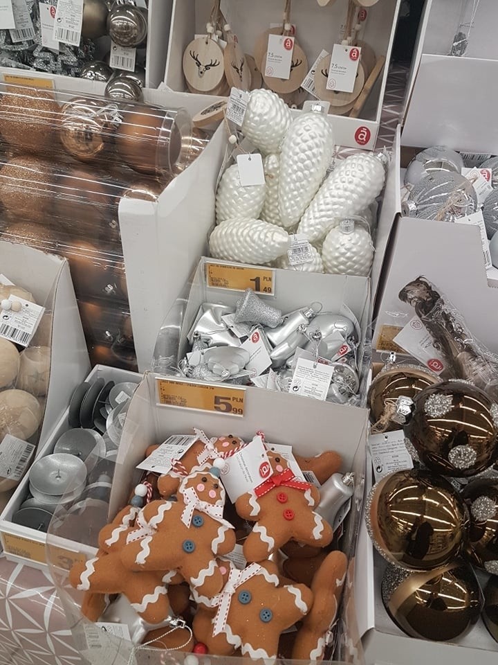Nowy Sącz. W sklepach świąteczne ozdoby i choinki. Czuć magię świąt? [ZDJĘCIA]