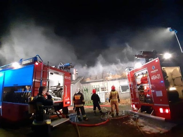 Ogień pojawił się na poddaszu i bardzo szybko objął większą część dachu. W kilkugodzinnej akcji gaśniczej brało udział 50 strażaków z całego powiatu.
