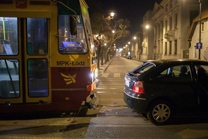 Tramwaj zderzył się z samochodem na Piotrkowskiej [ZDJĘCIA]