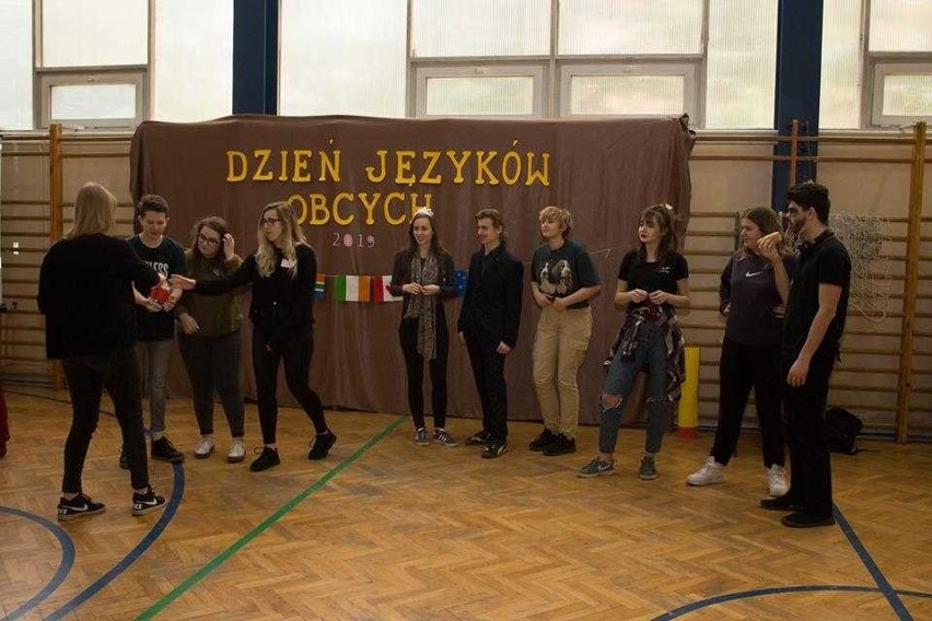 Były narodowe potrawy, tańce i karaoke, czyli Dzień Języków Obcych w liceum "Baczyńskiego"