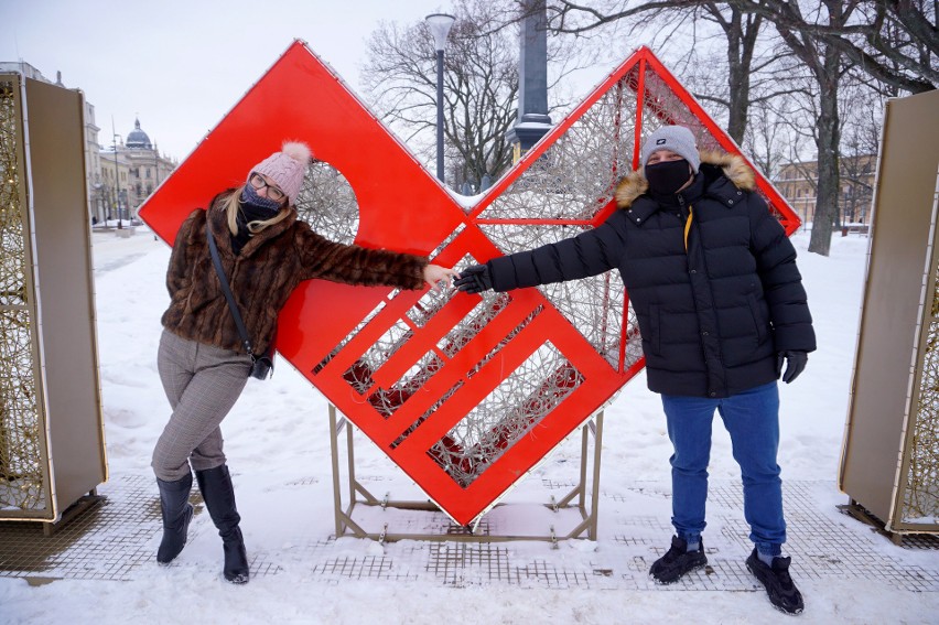 Zakochani opanowali miasto. Wokół śnieg, w rękach róże i miłość w powietrzu. Zobacz naszą zakochaną galerię