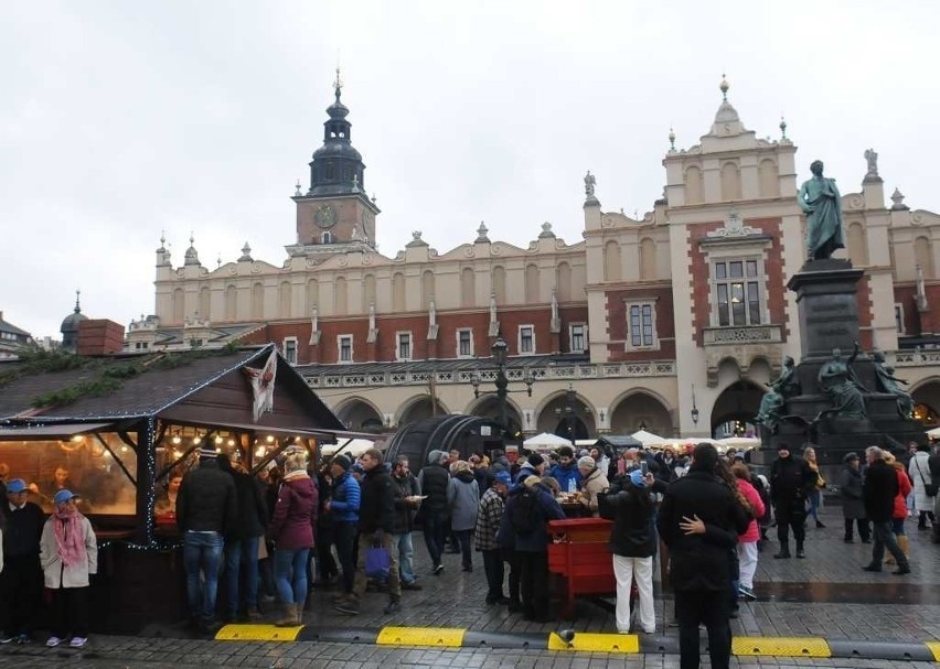 Z jarmarków na Rynku w Krakowie zniknęły stuletnie beczki z grzańcem. I już tu nie wrócą