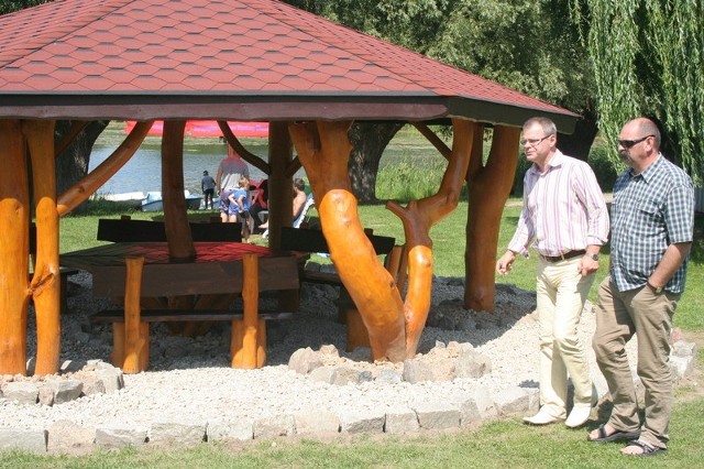Altana z drewnianych bel to idealne miejsce dla tych, którzy wolą siedzieć w cieniu i dla tych, którzy nad jeziorem chcą zorganziować imprezę.