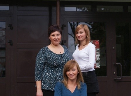 Justyna Piotrowska( od góry) i Sylwia Czoszyk wraz z opiekunką Ewą Sobotą będą walczyły w finale o nagrody dla siebie i szkoły.