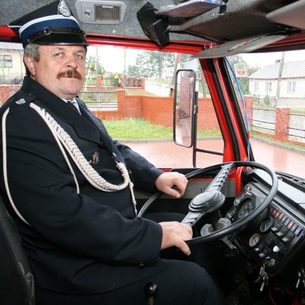 Andrzej Kasperek jest nie tylko prezesem Ochotniczej Straży Pożarnej w Woli Murowanej, ale też kierowcą wozu bojowego. Został wybrany najpopularniejszym strażakiem w województwie.