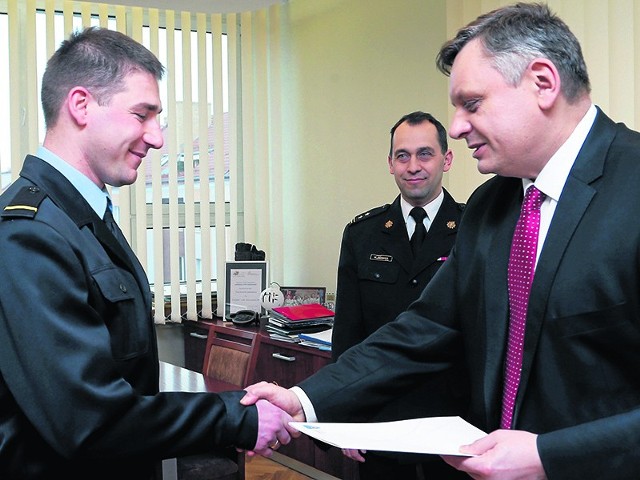 Przemysław Piskorski z koszalińskiej komendy Państwowej Straży Pożarnej odebrał w czwartek gratulacje od prezydenta miasta za bohaterską postawę.