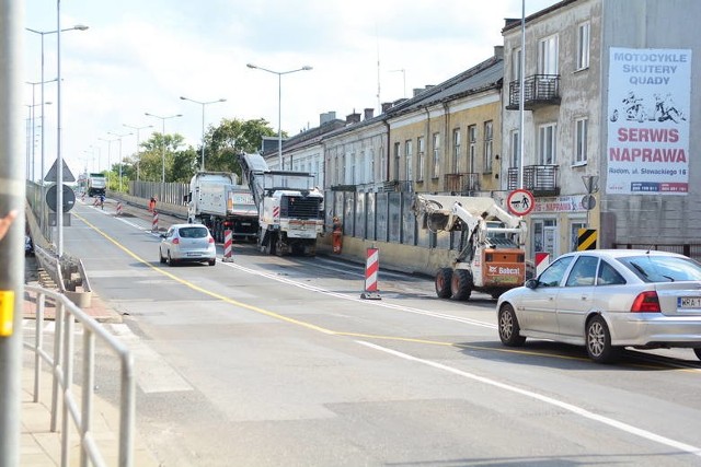 Prace na wiadukcie, na ulicy Słowackiego zaczęły się już w czwartek od frezowania asfaltu.