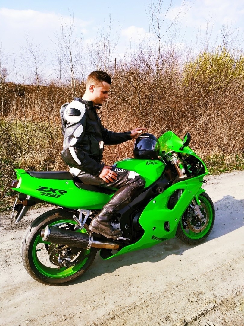 Kawasaki zx750R
Mateusz Dziachan