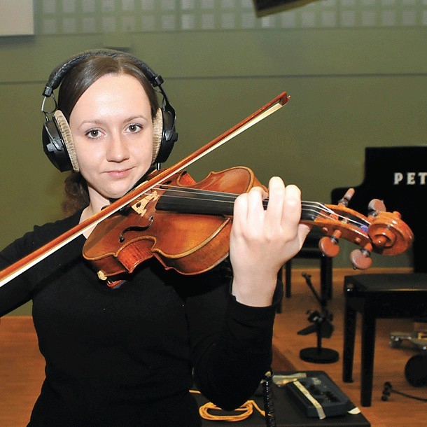 Kolędę na skrzypcach zagrała specjalnie dla Czytelników Agata Szymczewska, pochodząca z Koszalina, występująca prawie na całym świecie skrzypaczka.