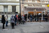 Tłusty Czwartek w Poznaniu: Kolejki przed cukierniami i pączkarniami w centrum. Która najdłuższa? [ZDJĘCIA]