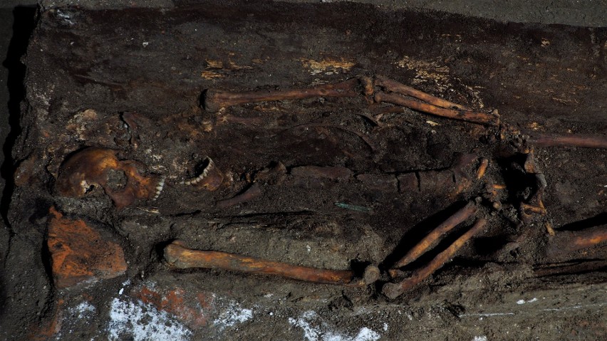 Kraków. Niezwykłe odkrycia u norbertanek. Archeolodzy znaleźli szkielet z zestawem kosmetycznym i kamienną czaszkę [ZDJĘCIA]