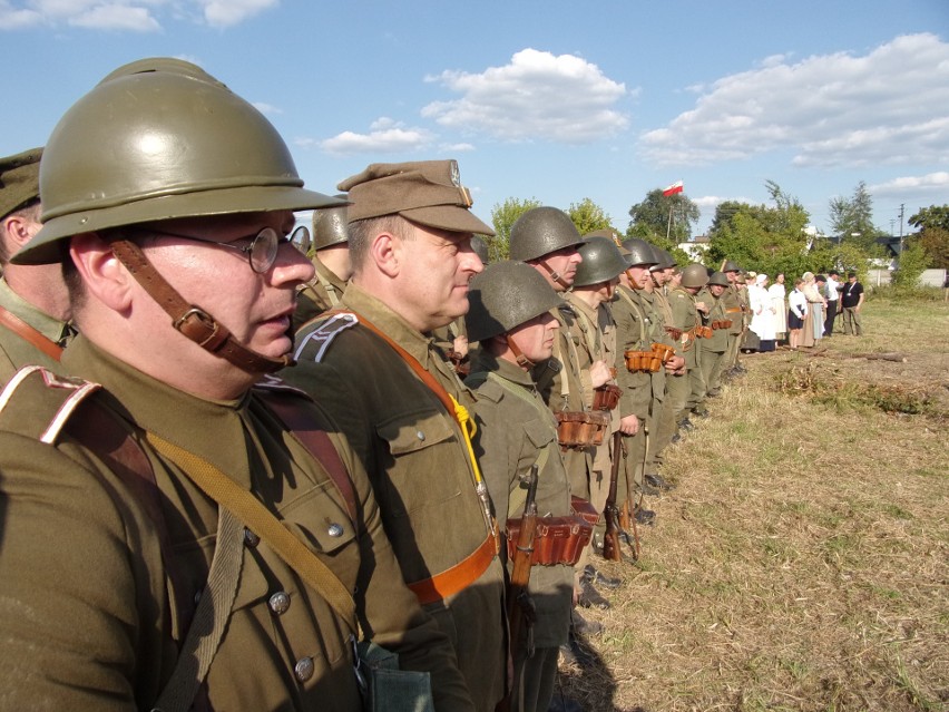 Radomscy rekonstruktorzy walczyli i przypominali historię na Święcie Wojska Polskiego w Skierniewicach