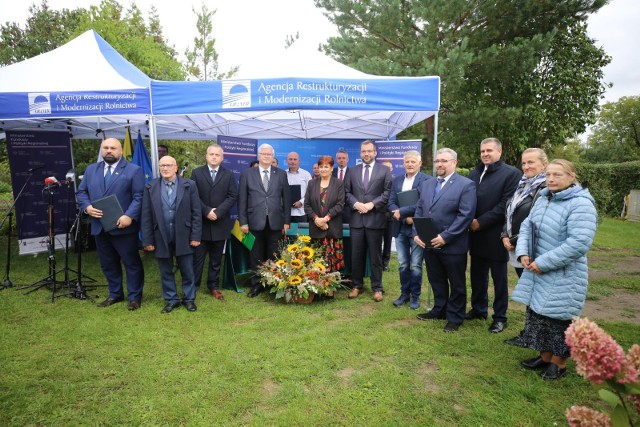 Po przeprowadzonym przez Agencję Restrukturyzacji i Modernizacji Rolnictwa naborze wniosków na dofinansowanie, w poniedziałek 19 września w Katowicach, podpisano umowy o powierzenie grantu. 