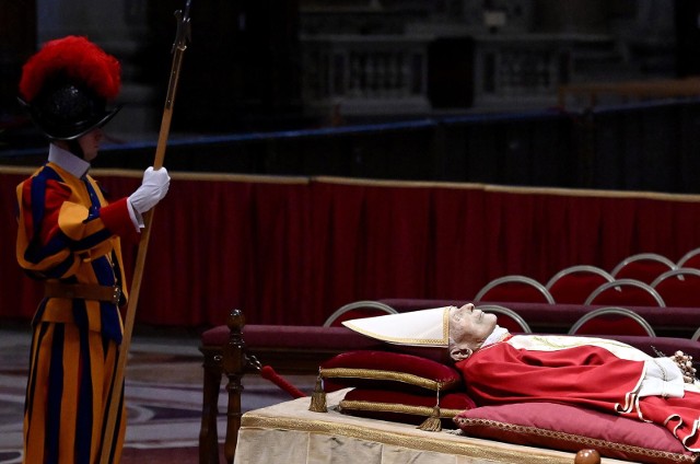 Wystawiono ciało emerytowanego papieża Benedykta XVI w bazylice Świętego Piotra. Władze Rzymu podały, że spodziewane jest przybycie do Watykanu 30-35 tysięcy osób dziennie