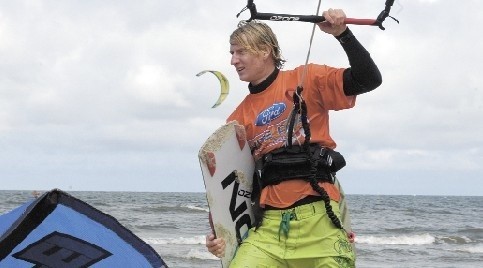 Kitesurfing jest coraz bardziej popularny nad Bałtykiem. 