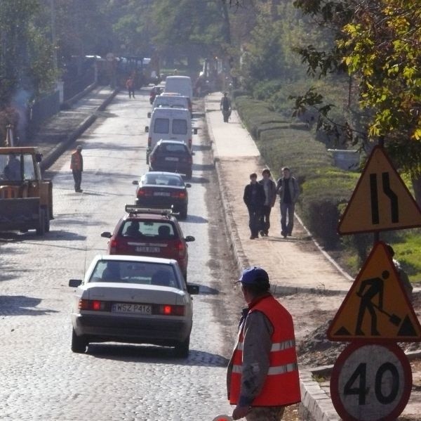 Remont nawierzchni ulicy Zawichojskiej miał się zakończyć w tym tygodniu. Czy firma dotrzyma terminu? Sandomierzanie mają wątpliwości.