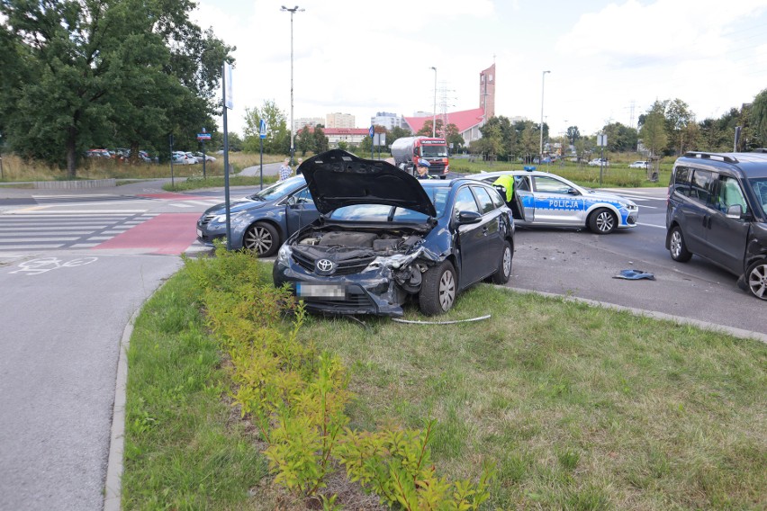 Zderzenie dwóch samochodów na skrzyżowaniu Bandurskiego i Wyszyńskiego w Łodzi. Są duże zniszczenia ZDJĘCIA