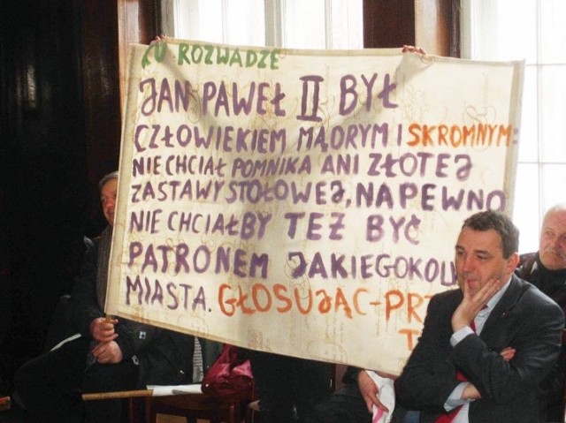 Na wczorajszą sesję przyszedł m.in. poseł Tomasz Makowski, a razem z nim inni członkowie Twojego Ruchu. Przynieśli ze sobą transparenty. W ten sposób chcieli zaprotestować przeciwko decyzji radnych.