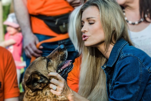 Dziś w parku Jana Kochanowskiego Joanna Krupa, aktorka, fotomodelka, miłośniczka zwierząt promowała zasady odpowiedzialnej adopcji bezdomnych zwierząt, przebywających w schroniskach. ➤ Zobacz zdjęcia na następnych stronachJoanna Krupa, o czym informują pracownicy bydgoskiego ratusza, jest posiadaczką pięciu psów i wszystkie adoptowała ze schroniska.  Aktorka związana jest z organizacją PETA (People for the Ethical Treatment of Animals), w której od lat działa na rzecz ochrony praw zwierząt.Obejrzyj wideo:Joanna Krupa od lat jest twarzą akcji „Be an angel for animals. Always adopt never buy” (Bądź aniołem dla zwierząt. Zawsze adoptuj, nigdy nie kupuj), sprzeciwia się m.in. hodowli zwierząt futerkowych i wykorzystywaniu ich w cyrkach. Aktorka spotkała się z bydgoszczanami na polanie w Parku im. Jana Kochanowskiego (obok Filharmonii Pomorskiej). Podczas spotkania zaprezentowano kilka psów z bydgoskiego schroniska oraz zbierano puszki z karmą dla szczeniąt i kociąt, kosmetyki (szampony, szczotki), podkłady higienicznie dla zwierząt.Pomagając zwierzakom można zawsze i bez wychodzenia z domu. Wystarczy wejść na internetową stronę https://dlaschroniska.pl/?view=shelters&id=S1l4hvszPl wybrać psa lub kota z bydgoskiego schroniska, któremu chce się pomóc i kupić karmę, gryzaki, obrożę bądź inne artykuły, których zwierze najbardziej potrzebuje.